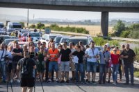 Na snímke pendleri blokujú diaľničný hraničný priechod Čunovo-Rajka smerom do Maďarska v Bratislave v stredu 21. júla 2021.