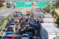 Na snímke pendleri blokujú diaľničný hraničný priechod Čunovo-Rajka smerom do Maďarska v Bratislave v stredu 21. júla 2021