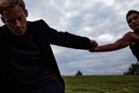 Talentovaný Róm s tanečným kolegom.