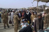 Pakistanskí vojaci kontrolujú dokumenty cestujúcim do Afganistanu na hraničnom priechode v pakistanskom Čamane 16. augusta 2021.