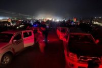 Afganské vojenské vozidlá odchádzajú z Kandaháru 12. augusta 2021 počas bojov medzi Talibanom a afganskými bezpečnostnými silami.