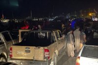 Afganské vojenské vozidlá odchádzajú z Kandaháru 12. augusta 2021 počas bojov medzi Talibanom a afganskými bezpečnostnými silami.