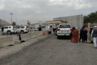 Doprovod zachránenej rodiny spolupracovníkov do bezpečia.