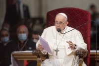 pápež František hovorí počas stretnutia s biskupmi, kňazmi, zasvätenými osobami, seminaristami a katechétmi v Katedrále s. Martina