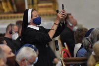 mníška fotí mobilom na stretnutí pápeža Františka s biskupmi, kňazmi, zasvätenými osobami, seminaristami a katechétmi