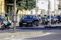 kolóna vozidiel s policajným doprovodom s pápežom Františkom počas presunu do Prezidentského paláca