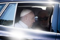 pápež František odchádza v aute zo stretnutia s biskupmi, kňazmi, zasvätenými osobami, seminaristami a katechétmi v Katedrále s. Martina