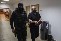 Na snímke obžalovaný bývalý špeciálny prokurátor Dušan K. odchádza v sprievode eskorty po vyhlásení rozsudku na Špecializovanom trestnom súde (ŠTS) v Pezinku 20. septembra 2021.