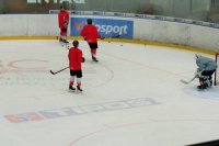 Hokejisti začali s prvým vykorčuľovaním pred premiérovým zápasom.