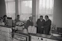 Súdruh Lenárt sa podrobne oboznámil s činnosťou ústavu. Osobitne sa zaujímal o výsledky vedeckovýskumnej práce kolektívu ústavu v oblasti samočinných počítačov a o realizáciu týchto výsledkov v praxi. Informácie podával doc. Ins.Ivan Plander CSc.