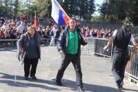 Na snímke účastníci protivládneho podujatia "čapicový protest", ktorý zorganizoval poslanec Národnej rady SR (NR SR) Robert Fico (Smer-SD), ku ktorému sa pridali strany SNS a Republika v Rimavskej Sobote 17. októbra 2021.