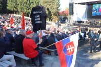 Na snímke účastníci protivládneho podujatia "čapicový protest", ktorý zorganizoval poslanec Národnej rady SR (NR SR) Robert Fico (Smer-SD), ku ktorému sa pridali strany SNS a Republika v Rimavskej Sobote 17. októbra 2021.