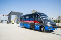 slovenský autobus na vodíkový pohon vystavený pred Bránou mobility na Svetovej výstave Expo Dubaj 2020 v Dubaji