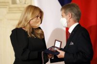 Slovenská prezidentka Zuzana Čaputová si 16. novembra 2021 počas návštevy Prahy prevzala z rúk predsedu Senátu Parlamentu Českej republiky (PČR) Miloša Vystrčila Striebornú medailu Senátu PČR.