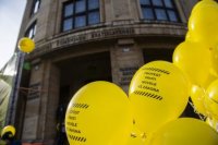 žlté balóny počas protestného pochodu Univerzity Komenského za slobodné univerzity v Bratislave