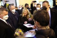 Na snímke prezidentka SR Zuzana Čaputová rozdáva autogramy.