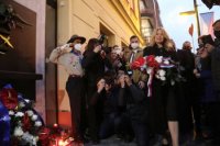 Slovenská prezidentka Zuzana Čaputová počas návštevy Prahy položila kvety k pamätníku na Národnej triede pri príležitosti (17. 11.) štátneho sviatku.