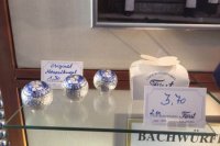 Mozartove gule vyrába aj firma Fürst. Tá balí svoje pralinky do striebornej fólie s modrou potlačou.