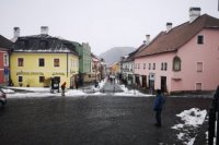 V Kremnici (okres Žiar nad Hronom) sa ešte drží starší sneh. Nová nádielka začala padať až popoludní.