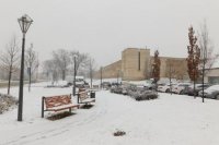 V Trnave výdatne sneží.
