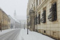 V centre Malého Ríma neprestáva snežiť. V popredí Šľachtický konvikt.