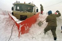 Napriek maximálnemu nasadeniu ťažkej techniky sa nedarí v okrese Košice-okolie udržať trvalo zjazdné cesty do všetkých  112 obcí okresu. Na snímke uviaznutú radlicu na ceste medzi Veľkou Idou a Hodkovcami museli 12. feb 1999 po nasadení frézy museli