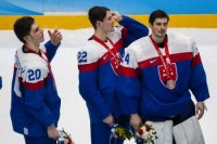 zľava Juraj Slafkovský, Samuel Kňažko a brankár Patrik Rybár