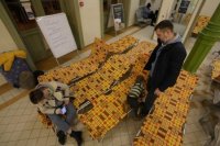 Hala železničnej stanice s pridanými lôžkami pre ľudí z Ukrajiny, ktorí začali prichádzať do poľského mesta Przemysl.