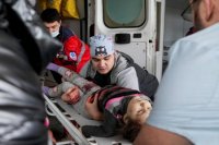 Ukrajinský fotograf agentúry AP Evhenij Maloletka zachytil, ako sa v Mariupole snažia oživiť dievčatko, ktoré utrpelo zranenia pri ostreľovaní. Zachrániť sa ho nepodarilo.