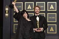 Billie Eilish (vľavo) a Finneas O'Connell získali sošku Oscara v kategórii najlepšia pôvodná pieseň za No Time to Die