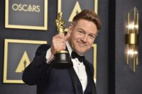 Kenneth Branagh pózuje so soškou Oscara za najlepší pôvodný scenár k filmu Belfast