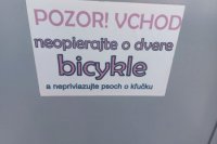 S gramatickou chybou, ale napriek tomu jednoznačné upozornenie na Sekčove.