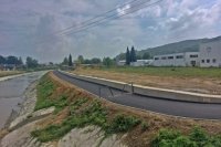 Nový povrch cyklochodníka smerom k lokalite Pod Wilec hôrkou má aj netypickú ozdobu.