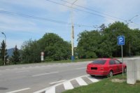 Dopravná značka neurčuje lokalitu parkoviska na ľavej strane, ale začiatok úseku určeného na parkovanie.