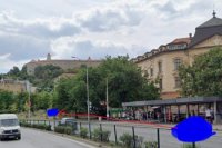 Šípka vyznačuje smer rýchlej jazdy vodiča Škody.