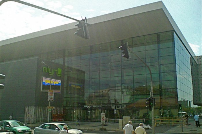 Ilustračný obrázok k článku Nešikovný zlodej! Ľudia v nákupnom centre zbierali zo zeme zlato