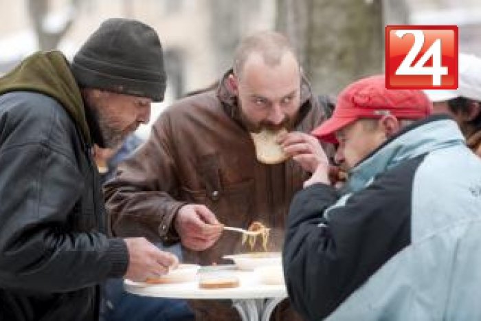 Ilustračný obrázok k článku Mladíci zo Žiaru chcú pomôcť bezdomovcom: Dvojica ide variť guláš na parkovisku