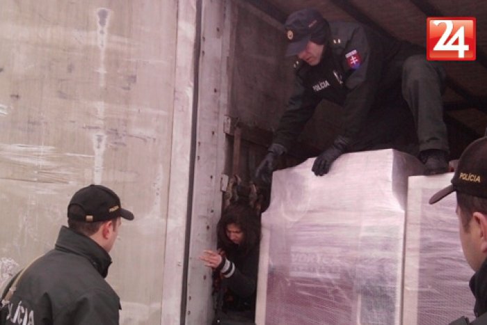 Ilustračný obrázok k článku 3 vraždy, 29 krádeží áut, o 4 znásilnenia menej... Rok 2012 v Žiari očami polície