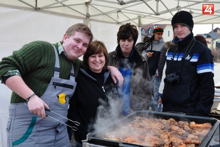 Ilustračný obrázok k článku Tradičná zábava pred internátom: Študenti si vychutnajú fašiangy na UKF