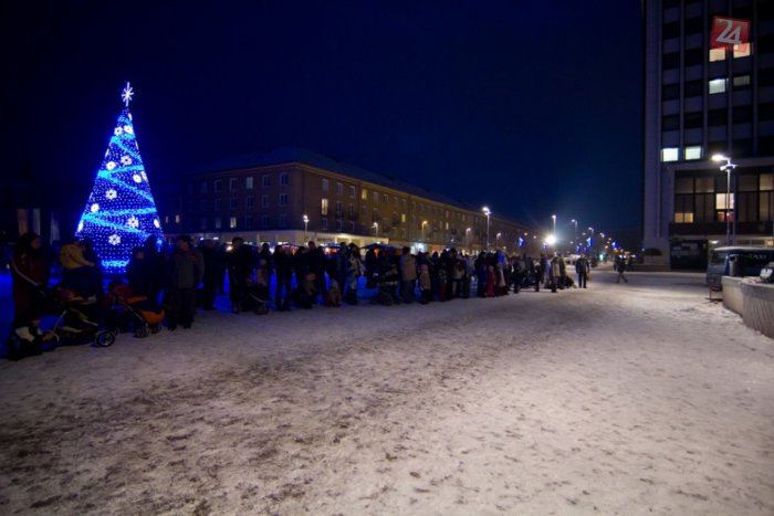 Ilustračný obrázok k článku Info o vianočnej výzdobe v meste: Kedy sa rozžiari stromček na námesti?
