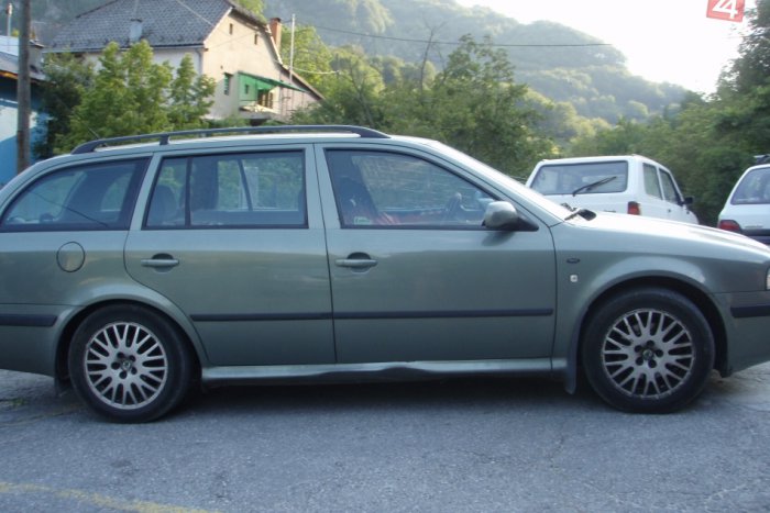 Ilustračný obrázok k článku Policajtov v Michalovciach zaujalo kindervajce pod autom: Boli v ňom drogy?!