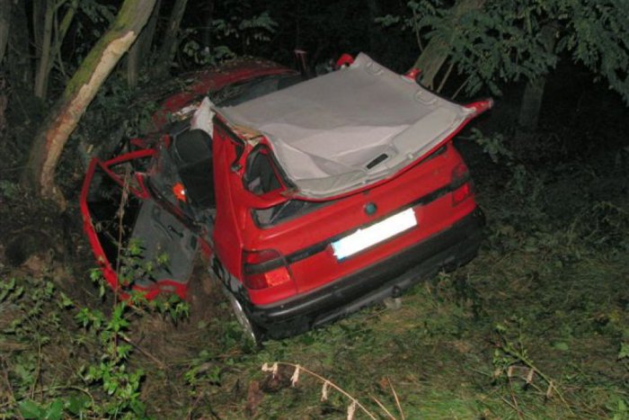 Ilustračný obrázok k článku Opäť úradoval alkohol. Auto plné mladých ľudí skončilo v strome