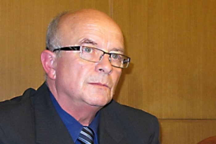 Ilustračný obrázok k článku Lednár s poslancami na nože, nedovolí im ani noviny