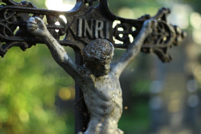 Ilustračný obrázok k článku V obci pri Žiari vyzdobili brány cintorínov: Odkazy, aké nechávali zosnulým naši predkovia