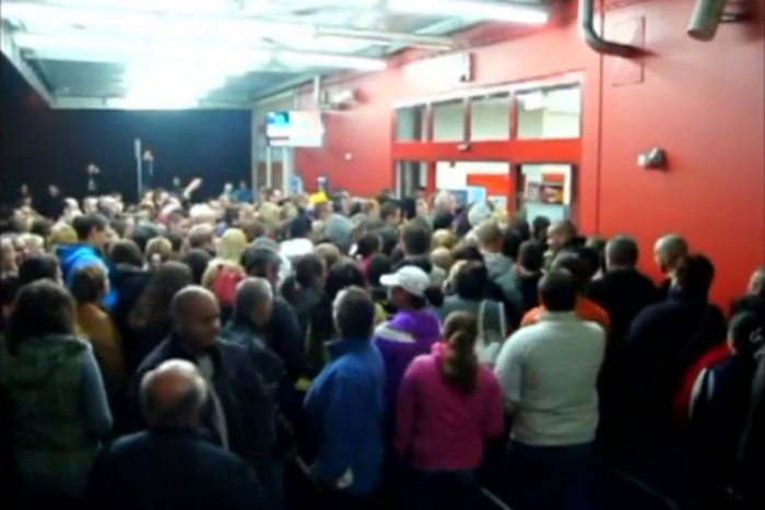 Ilustračný obrázok k článku Nákupný ošiaľ v Hlohovci: Kilometrové kolóny pre zľavy v supermarkete!