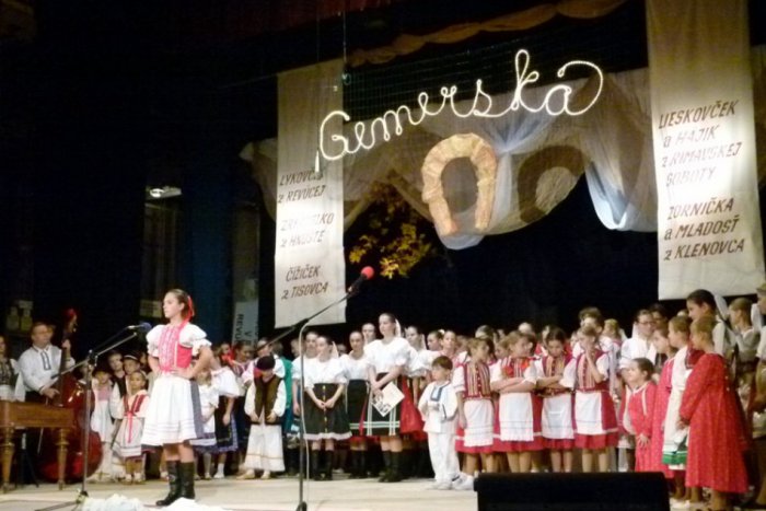 Ilustračný obrázok k článku Revúca ožila folklórnym festivalom. Pozrite si to...