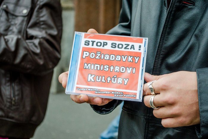 Ilustračný obrázok k článku Protest proti SOZA: Úradníci počúvali Müllera, minister so špeciálnym DVD