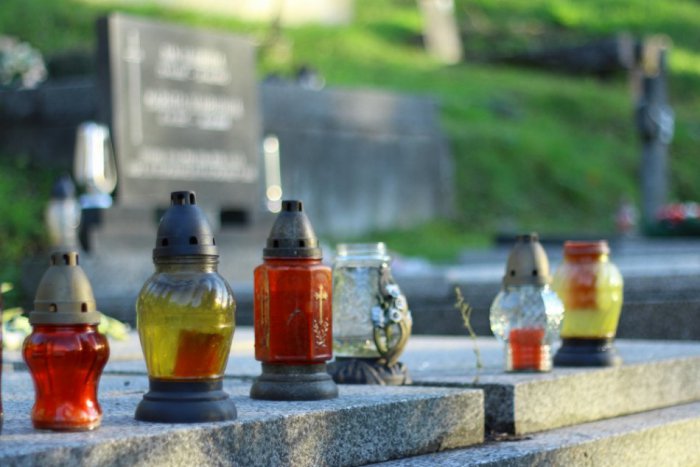 Ilustračný obrázok k článku Hlavný cintorín v Prievidzi čaká rozširovanie: Pribudne urnový háj so žulovými chodníkmi