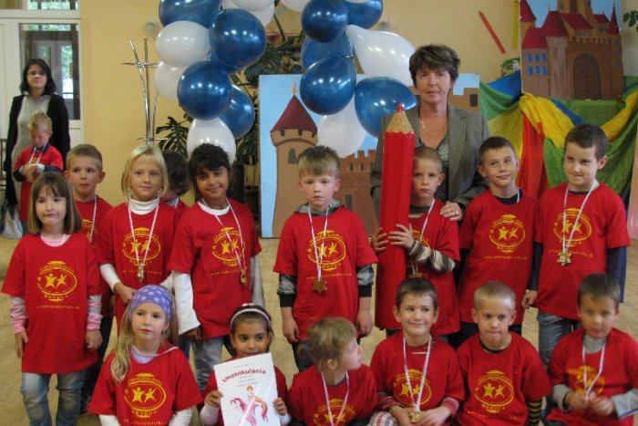 Ilustračný obrázok k článku Originálna imatrikulácia na Hviezdoslavke: Dvorné dámy, kráľ a pyšní prváci