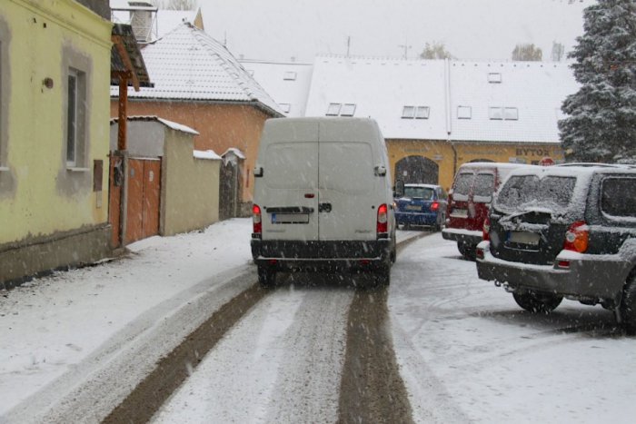 Ilustračný obrázok k článku Sneženie v Poprade: V okrese jazdí 15 sypačov, takto to vyzerá na cestách